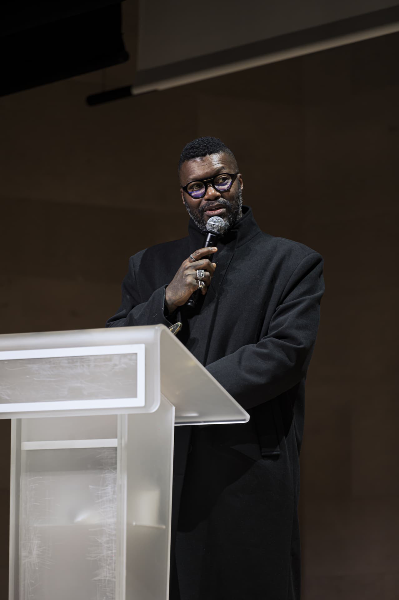 Djibril Cissé prenant la parole au pupitre de l'Institut de France