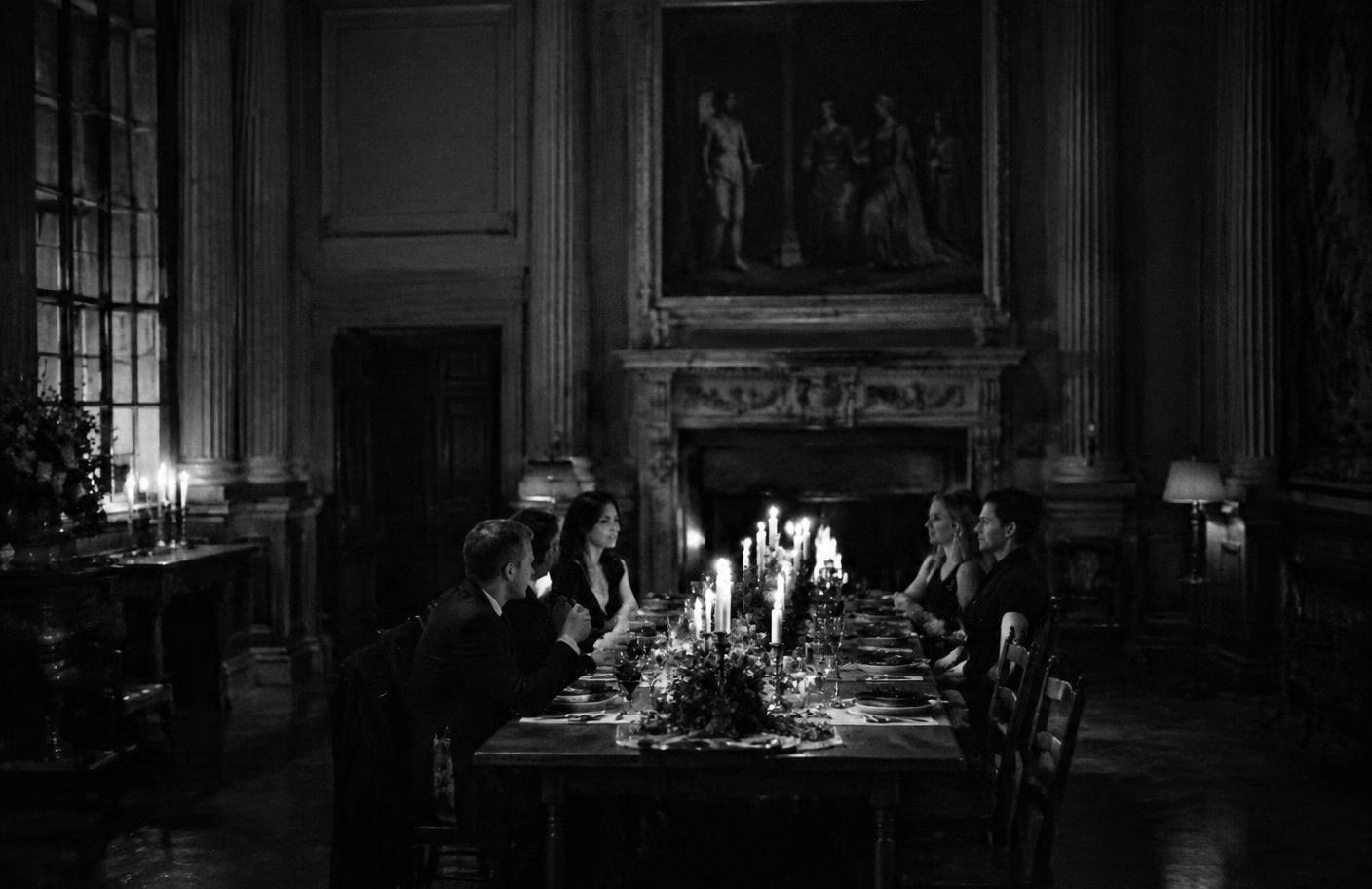 Table de dîner élégante à la lueur des bougies, photographie noir et blanc