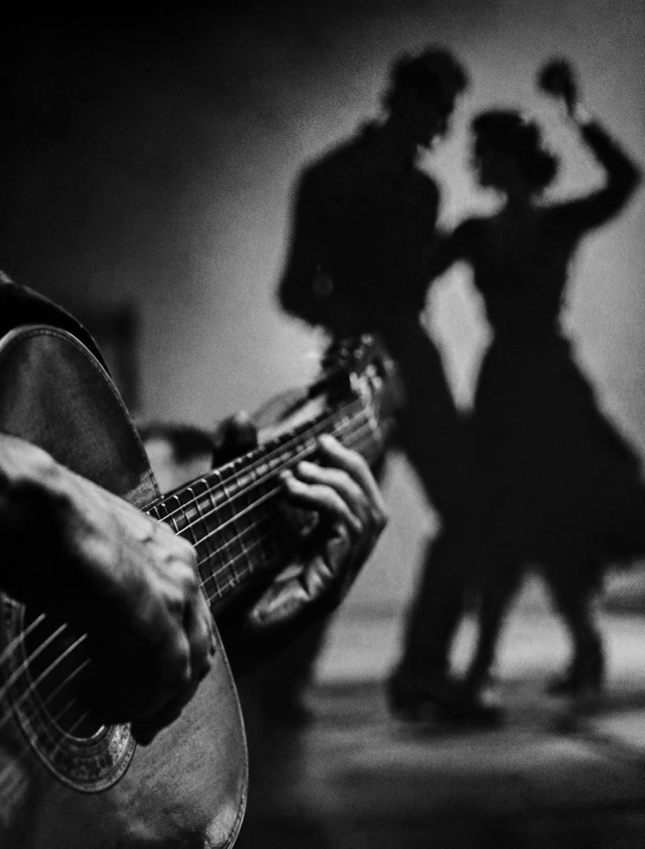 Guitariste et danseurs, photographie noir et blanc